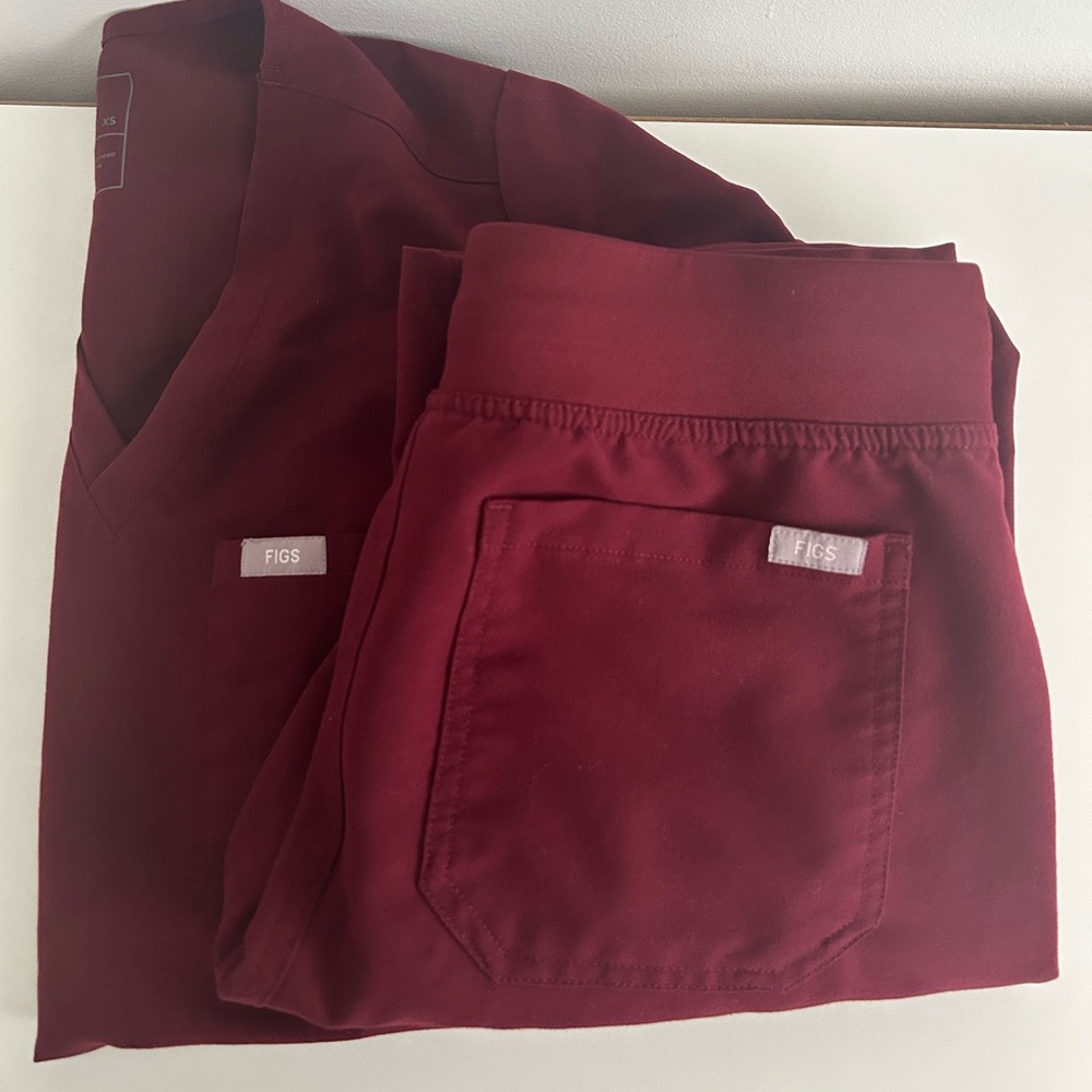 Figs Scrubs Set in Burgundy (XS Top, XS Pants)